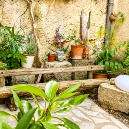 Petit espace zen végétalisé avec banc en bois et décoration à L’Arbre du Voyageur